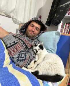 Cat that refused to leave its rescuer’s side in Turkey got adopted