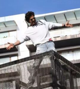 SRK congratulates supporters as they break a Guinness World Record by performing his famous pose in front of Mannat